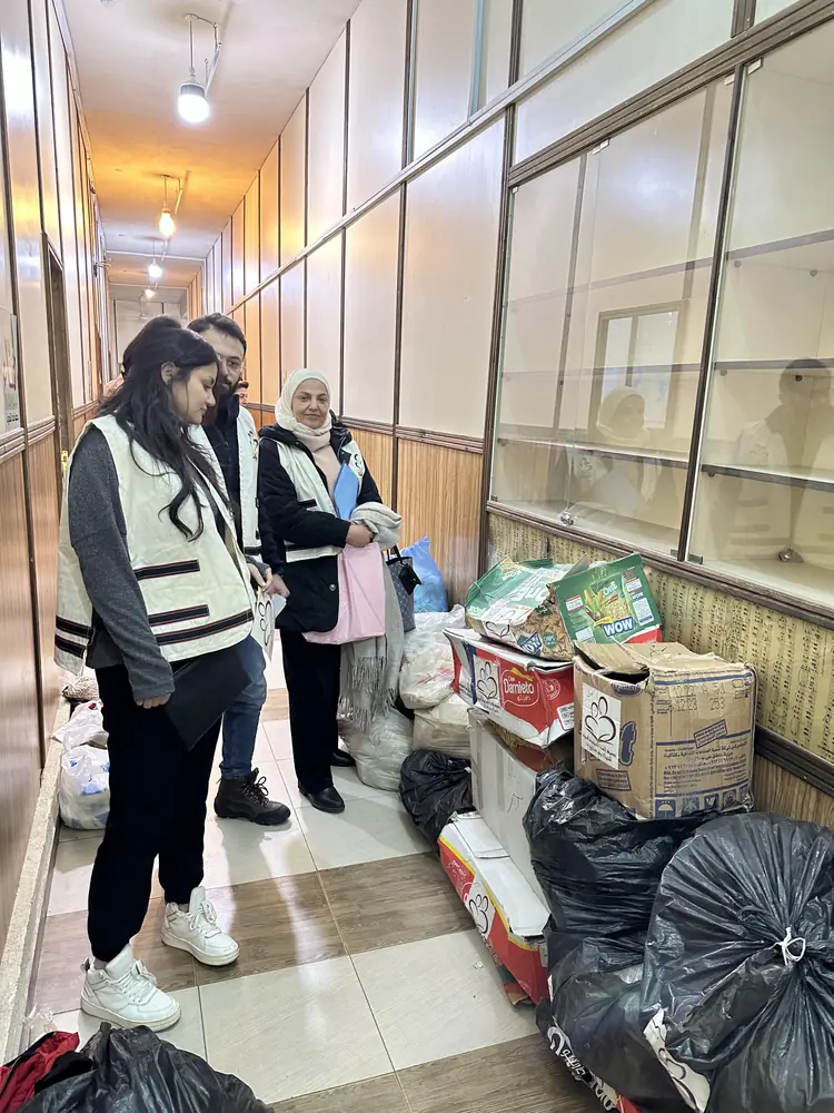 متطوعون يفرزون التبرعات ويجهّزونها